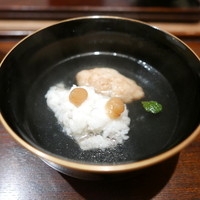 神楽坂 石かわ - 鱧とレンコン餅のお吸い物。