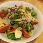 SASAZUKA - スモークチキンと彩り野菜と落合さんちのトマトサラダ