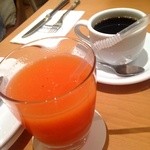 サラベス - ホットコーヒーとフォーフラワージュース