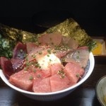 緑 - おまかせ海鮮、二色丼。ヒラマサ、マグロの赤身とトロに温玉♪ 800円。ごちそうさまでした。