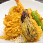 旬菜厨房 海月 - 特製天丼（1,000円）海老、キス、イカ、シメジ、ししとう、なす