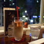 黒猫喫茶 - 素敵なグラスでカフェオレ