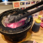 炉憩 - 炭を入れ替えしてくれます