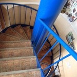 エスプリ・ド・ビゴ - イートインスペースに上がる螺旋階段