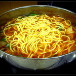 たつ屋 - 鍋に中華麺in