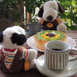 焼きたてチーズタルト専門店PABLO - ねぇねぇ、ちびつぬぅ、これモンブランみたいだね～
      このモジャモジャにぬられてるのは抹茶クリームだよ。
      
      ちびつぬ「美味しそうね～」