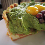 焼きたてチーズタルト専門店PABLO - クリームが柔らかすぎて断面が崩れてしまった～
      写真ではわかりにくいけど、
      抹茶クリームとチーズタルト生地の間に
      なんと！サクサク食感のきなこクリームが
      はさまれてるんだよ。芸が細かい！