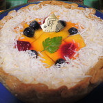 焼きたてチーズタルト専門店PABLO - 表面はマンゴージャムで覆われていて
      マンゴー、ラズベリー、ブルーベリーと
      ローストしたココナッツがトッピングされてるよ。