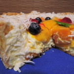 焼きたてチーズタルト専門店PABLO - これもクリームが柔らかすぎて断面が崩れてしまったけど、
      マンゴージャムとチーズタルト生地の間に
      ココナッツクリームがはさまれてます。
      甘さ控えめ、アジアンスイーツみたいで美味しかったよ♪