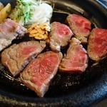 shabushabuyakinikusemmontentakeya - 2014年10月　特選牛ロースステーキ200g。早く焼かないと鉄板が冷めます(´Д｀)