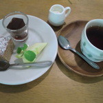 AIDA - デザートとホットミルクティー