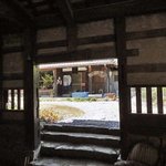 農家民宿 里屋敷 - 入口の建物をくぐる