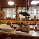 Kasumian - 薬味・楊枝・醤油など、囲炉裏の囲み卓の上の棚。常連さんのお気に入り、新聞もあったります。