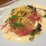 カフェ＆ビア　あるかアるか - 冷たいカルボナーラ♪生ハムとルッコラがトッピングされてます！生ハムがこれまた絶品ソースと絡んで美味しい〜！（≧∇≦）急いでさえなければバケットもオーダーしてソース完食したかった☆