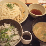 ジョナサン - 秋田無限堂 稲庭うどん 比内地鶏のつけ汁仕立て&しらすの2色丼(15-06)