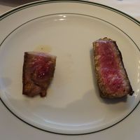ウルフギャング・ステーキハウス 六本木 - ヒレ（左）とロース（右）
