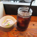 Royal Garden Cafe - 先ずは最初にアイスコーヒーがカウンターに運ばれてきました、ちょっと変わったグラス？にはいってますね・・・
      