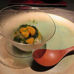 エクアトゥール - アミューズ：和歌山の平貝のグリエと冬瓜、青森の無添加の雲丹と昆布、帆立の紐、生姜、
      あおさ海苔のジュレ 徳島の青柚子の香り