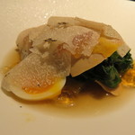 エクアトゥール - 前菜2：コンソメで火を入れた冷製フォアグラのスモーク、蕗と法蓮草のコンソメ・コンポートとサマー・トリュフ