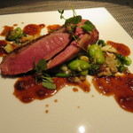 エクアトゥール - 肉料理：仏産のルーアン鴨の炭火焼き、エシャロット・ソース