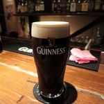 BAR HEAVENS KITCHEN - ギネス生(パイント)９００円