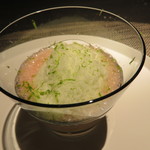 エクアトゥール - デザート1：桃のバニラコンポート、桃の炭酸ムース、ヴェルベーヌの冷たいパウダー