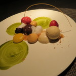 エクアトゥール - デザート2：冷たいショコラモワロー、アーモンドブランマンジェ、オレンジソースの球体、イチジクとオレンジのコンフィ ジャワペッパーとアイスとフランボワーズのソルベ、キャラメルクリーム