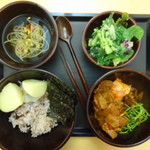 Balwoo Gongyang Kong - 夜の定食8,000ウォン。