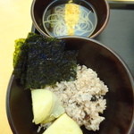 Balwoo Gongyang Kong - 黒豆ごはんと海苔。