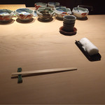 銀座うち山 - 座った瞬間、その綺麗な白木のカウンターに胸が高まりますね。