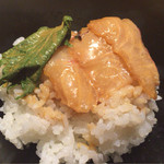 銀座うち山 - 綺麗に輝く胡麻ダレのタイの切り身に出汁をかけると、極上の一杯に！