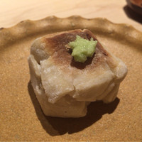 うち山 - 【焼き胡麻豆腐】名物の一皿。流石の仕上がりです。
                    
                    