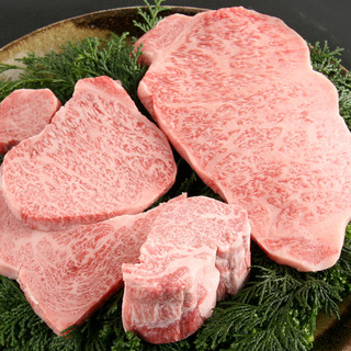Carefully selected by professional connoisseurs. Buy a whole head of Kuroge Wagyu beef