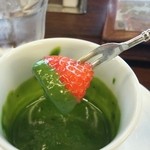 それぞれのネタを抹茶チョコレートに浸します。