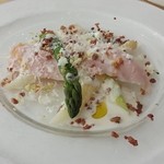 Resutoran Konto Do Fe - 桜姫鶏の自家製ハムと旬のアスパラのサラダ奇跡の白い卵米艶と道産ベーコンのカルボナーラ仕立て