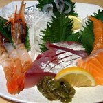 魚菜屋 海祭 - お造り４品盛りです。左側からボタンえび、天然つばす、サーモン、、サヨリの４品にしました。どの魚も鮮度が良く臭みが一切なく、とっても美味しかったです。量もあって新鮮で美味しい！！