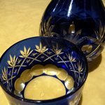 魚菜屋 海祭 - 今度のお酒は切子で出てきました。切子って大好きなんですよね。色とデザインが見ていて飽きません。美味しい日本酒が更に美味しく呑める気がします。今回のも素晴らしいデザインですよね。