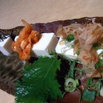 魚菜屋 海祭 - 冷やっこ三兄弟です。これってネーミングが面白いですよね。やっこの上に３種類の薬味が乗っています。色々と楽しめますよ。一番奥の刻み海苔の下に爆弾が隠されています。