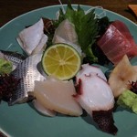 両花 - 本日の刺身盛り合わせも手抜きなし！