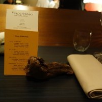 IL TEATRINO DA SALONE - テーブルセッティングには流木や石が置かれている
