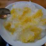 目白 志むら - 山盛りになったかき氷二郎的な氷の山もサクサクっと減ってきたので