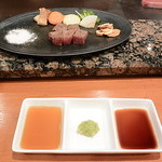 She'll be - タレは2種類。山葵も岩塩もガーリックチップもあるのでお好みで