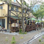 ガーデンレイルウェイ・カフェ - レイアウトから見たデッキ席と店舗