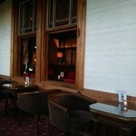 奈良ホテル ザ・バー - テーブル席からカウンター席方向を望む