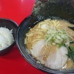 神明 - とんこつラーメン（税込799円）とサービスライス