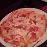 鉄板イタリアンバル Primo - ピザ。チーズたっぷり。