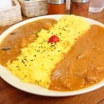 クシュクシュ - 2014年10月　ダブルカレーライス大辛（シーフード、ベジタブル）【950＋50円】