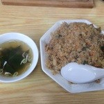 支那そば けん - 肉チャーハン550円にはスープ付き（2015年6月）