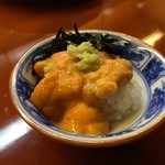 寿司処 博 - 塩水に浸けたまま運んできた雲丹　杯で飯と一緒に