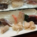 寿司処 博 - 刺身　左下から東京湾皮剥肝巻き、能登の鰯、東京湾鯵、野付甘海老、大原の真鯛、銚子の本マとヅケ、野付の天帆立、東京湾鱚